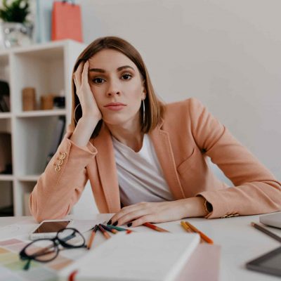 portrait-woman-tired-working-office-scaled-min portrait-woman-tired-working-office-scaled-min